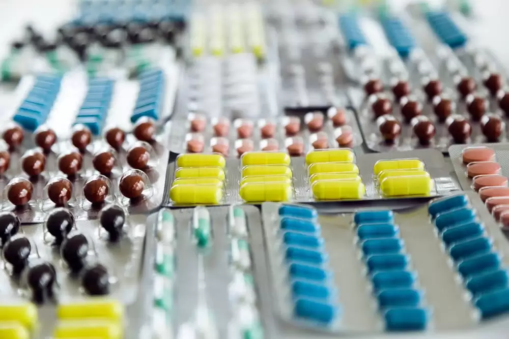 Várias cartelas de medicamentos coloridos para importação de medicamentos no Brasil.
