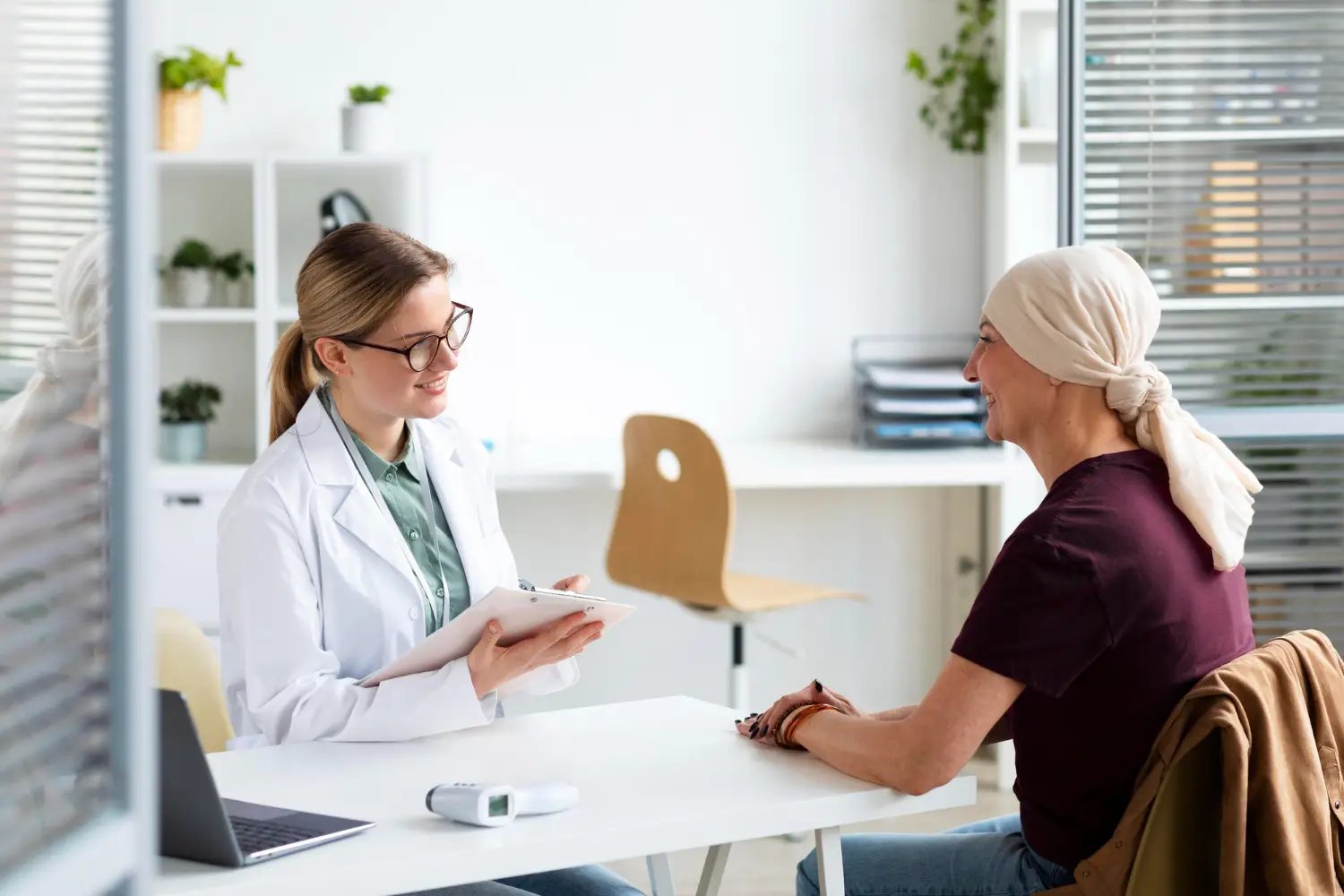 Paciente oncológico conversando com o médico