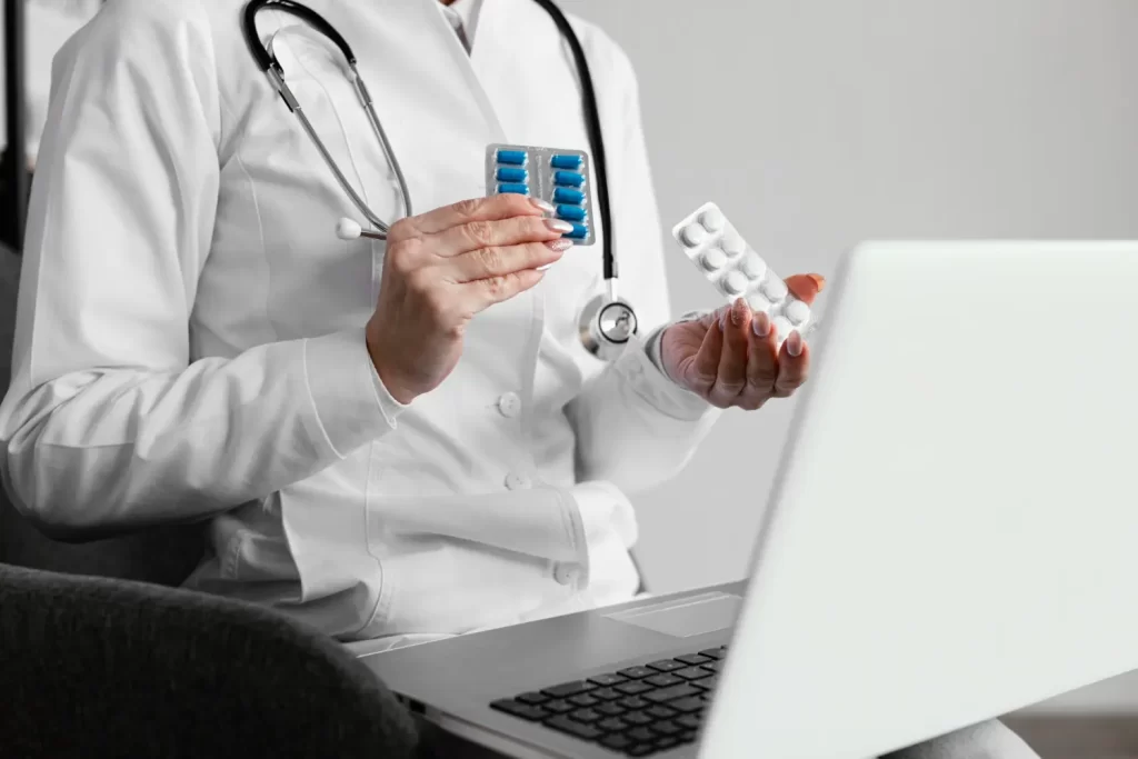 Imagem de pessoa conferindo patente de medicamentos oncológicos