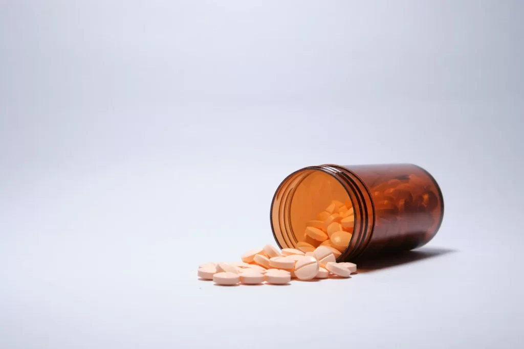 Frasco de medicamentos abertos representando o medicamento stivarga