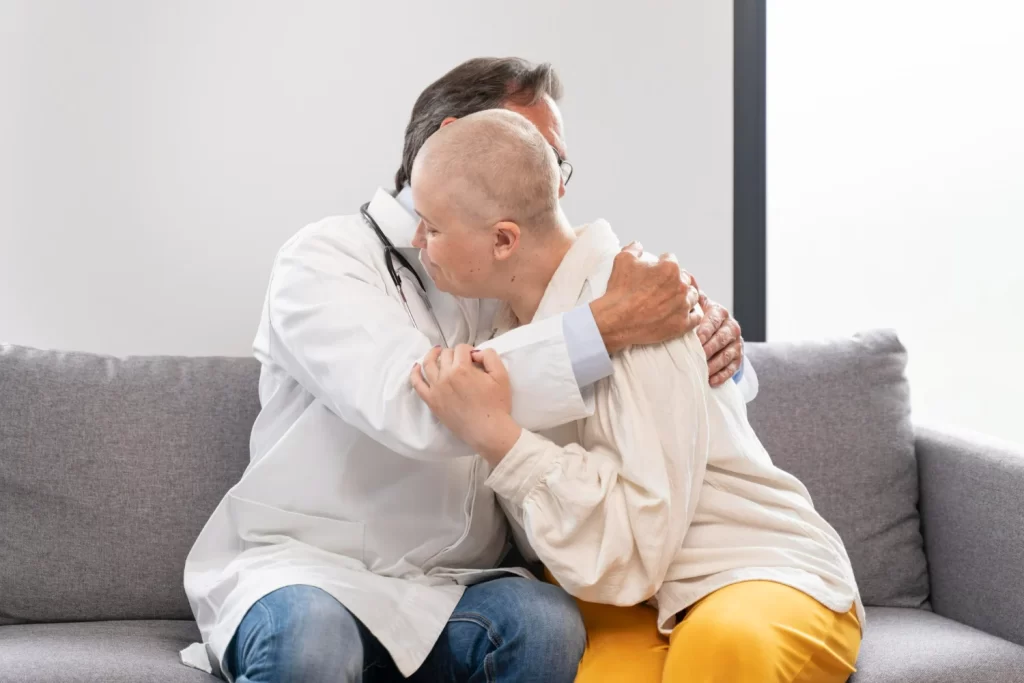 Paciente com câncer colorretal abraçando seu médico