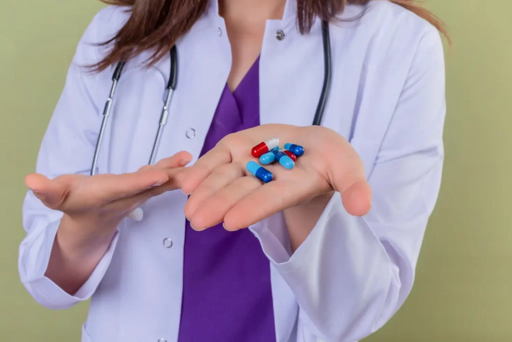 Mulher segurando medicamentos genéricos no dia internacional do medicamento genérico