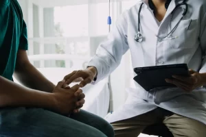 Médico mostrando apoio a paciente fazendo tratamento de câncer