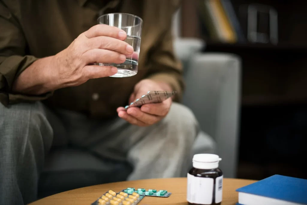 Homem entendendo o que são medicamentos especiais