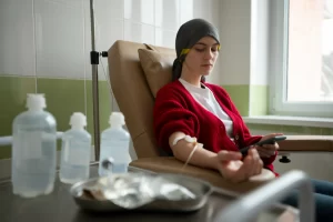 Mulher em tratamento do seu tipo de leucemia