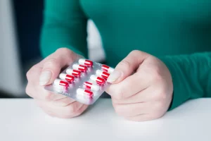 Uma paciente mostra o medicamento que utiliza