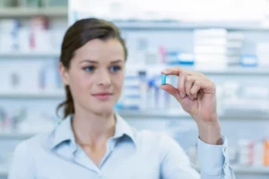 Médica segura cápsula de medicamento para fibrose, ilustrando para que serve OFEV