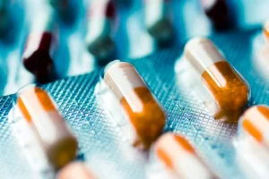 Blister com cápsulas, ilustrando o medicamento oncológico dasatinibe usado em tratamentos de LMC/LLA Ph+