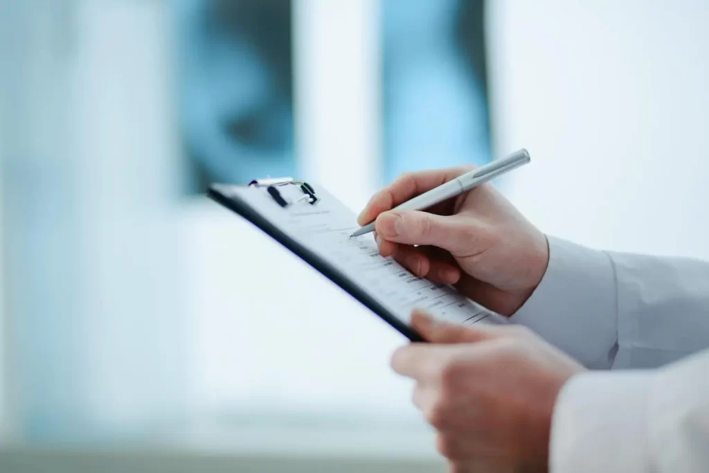 Imagem de um profissional de saúde preenchendo um checklist para importação de medicamentos especiais.