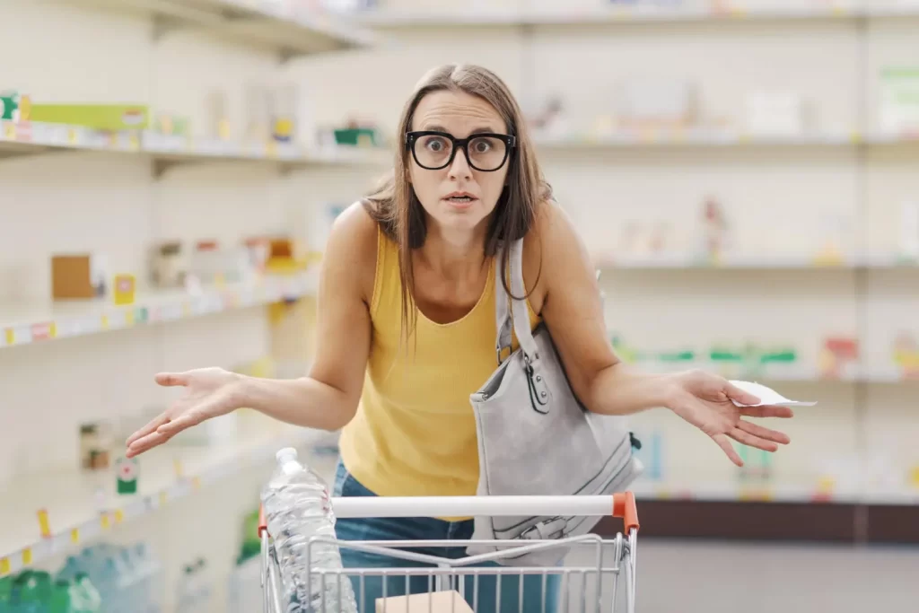 Imagem de uma mulher com expressão confusa em uma farmácia, simbolizando os erros ao importar medicamentos.