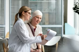Mulher de meia-idade com câncer conversando com médica para planejar tratamento oncológico