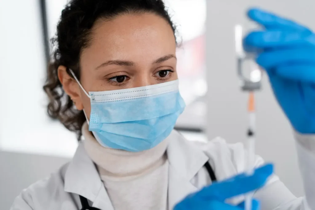 Profissional de saúde preparando medicamento em seringa, representando o avanço da imunoterapia
