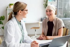 Médica orienta paciente com câncer sobre como funciona a jornada do paciente oncológico