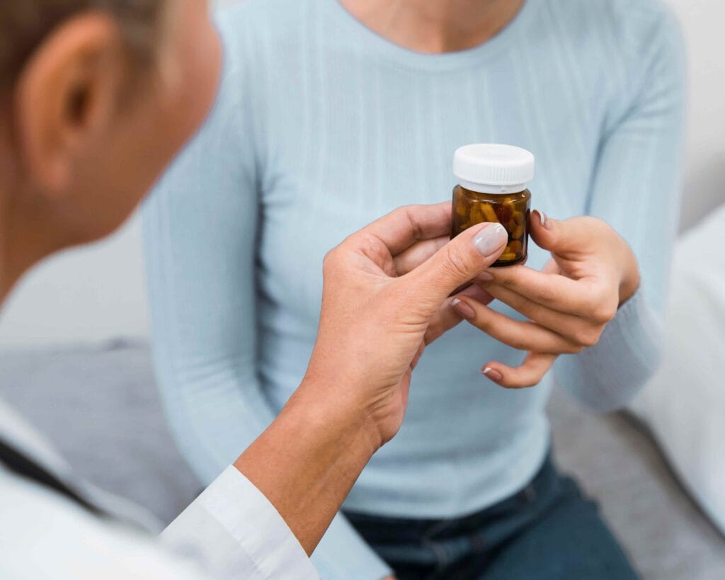 Médica oferecendo remédio para tratamento com nintedanibe para paciente