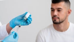 Médico preparando seringa para aplicar tratamento com remicade em paciente