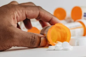 Frasco com comprimidos de diferentes remédios, representando a interação medicamentosa