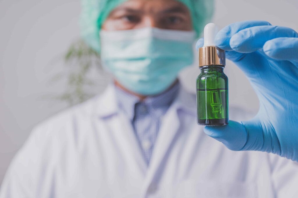 Profissional da saúde segura frasco representando medicamentos biológicos e biossimilares em laboratório