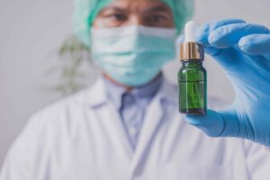 Profissional da saúde segura frasco representando medicamentos biológicos e biossimilares em laboratório