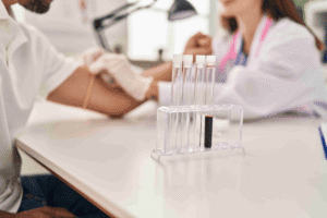Profissional de saúde fazendo coleta de sangue para teste de biomarcadores no câncer